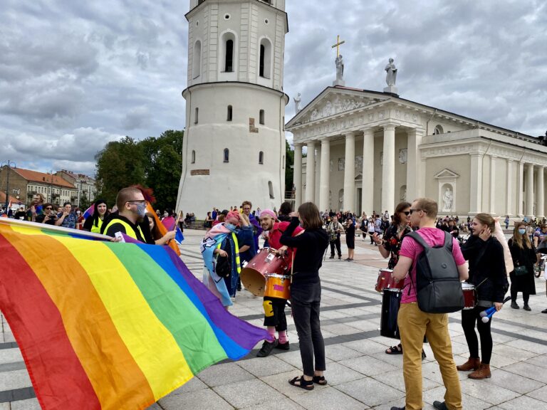 Po Konstitucinio Teismo sprendimo chaosas teisinėje sistemoje dėl vienalytės partnerystės