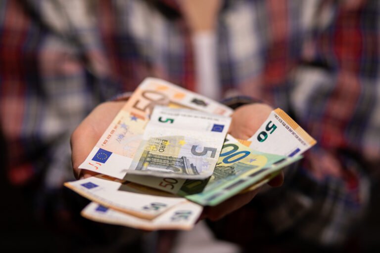 Lenkija imasi priemonių, kurios amortizuotų degalų kainų šuolį
