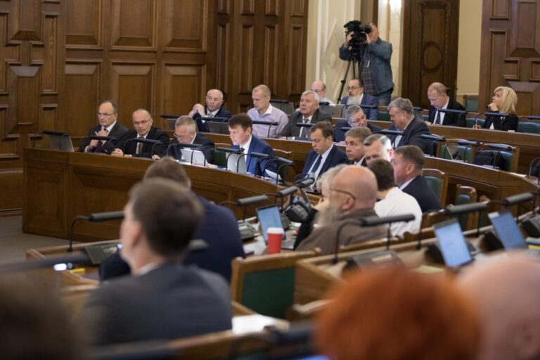 Šeši Latvijos parlamentarai nepateikė COVID pažymėjimų