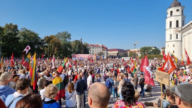 Lietuvos šeimų sąjūdžio mitingas buvo gausus ir taikus (papildymai, nuotraukos, transliacija)