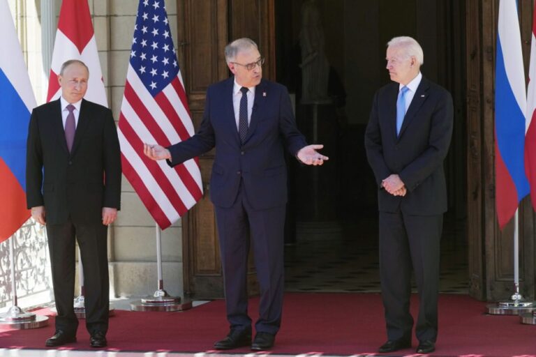 V. Putinas sako teikiantis pirmenybę „labiau prognozuojamam“ J. Bidenui
