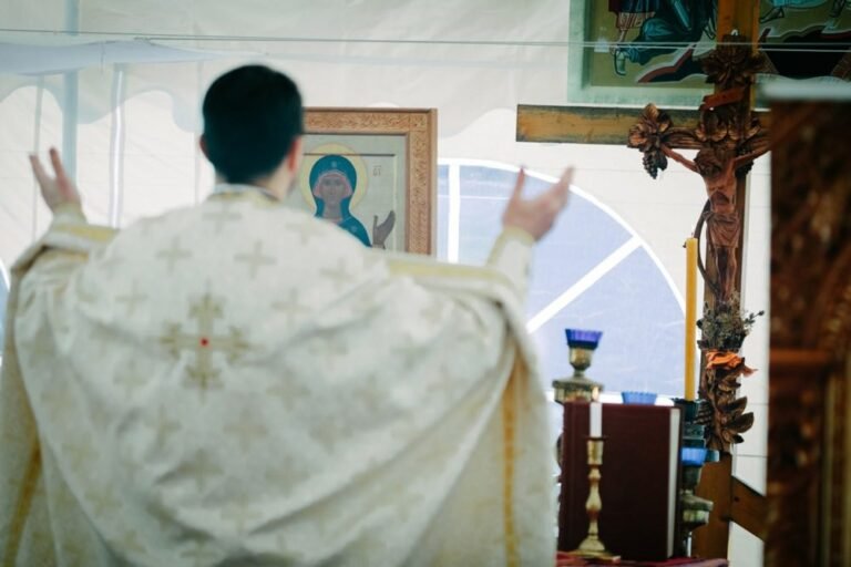 Rusijoje ortodoksų kunigas turėjo viešai atgailauti dėl savo maldų už taiką