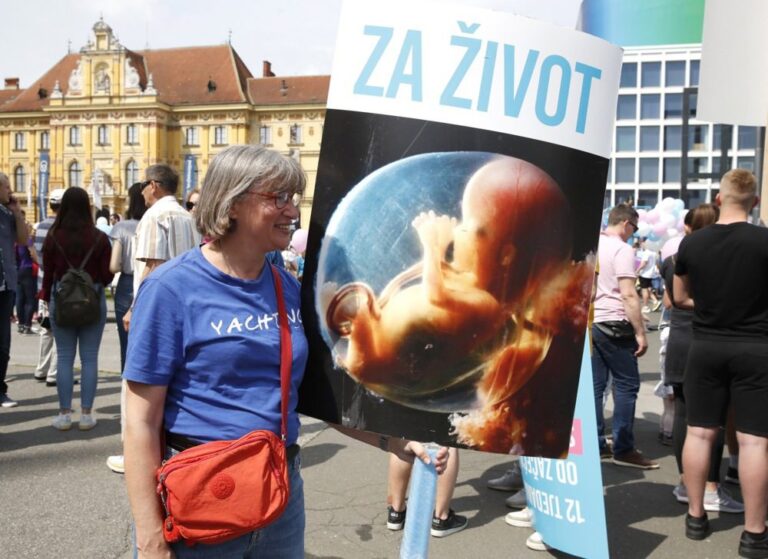 Kroatijoje vis garsiau skamba raginimai uždrausti abortus