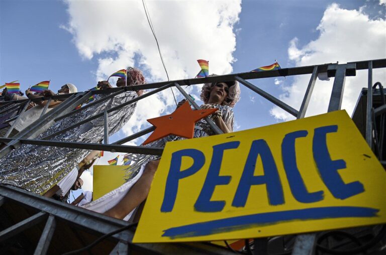 LGBT eitynių dalyviai Romoje ragino nutraukti ginkluotą paramą Ukrainai