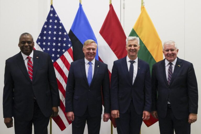 Vašingtone A. Anušauskas amerikiečių kariams žada papildomas investicijas, tariamasi dėl artilerijos bataliono