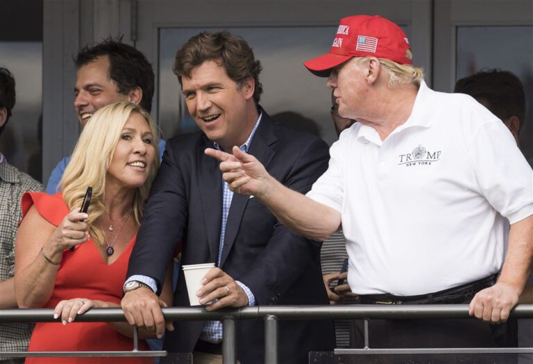 „Fox News” atleidžia laidų vedėją T. Carlsoną