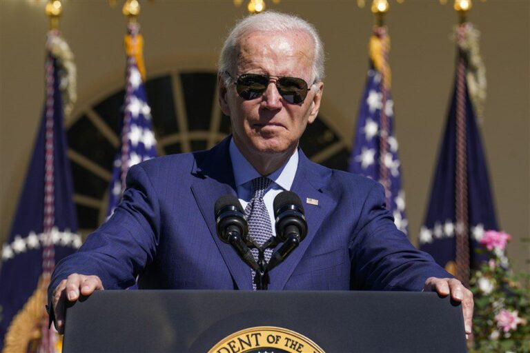 J. Bidenas žada surengti „didžiausią LGBT pasididžiavimo” šventę Baltuosiuose rūmuose