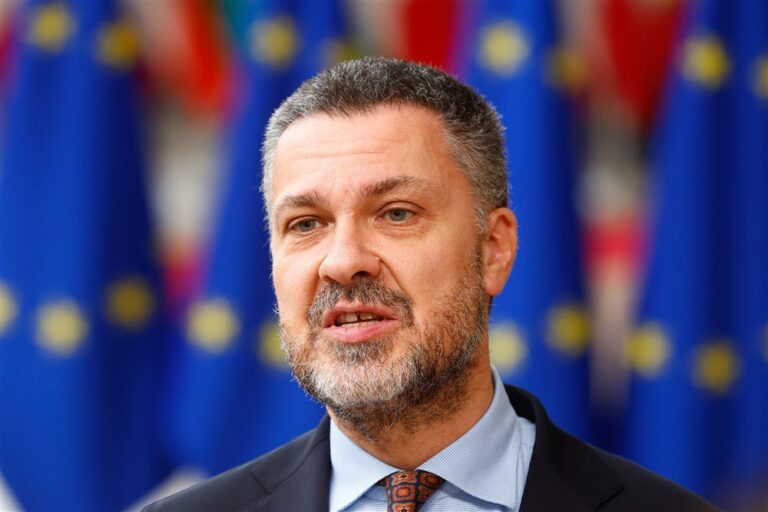 Pasaulio profesinių sąjungų federacijos vadovas L. Visentini traukiasi dėl „Katargeito” skandalo