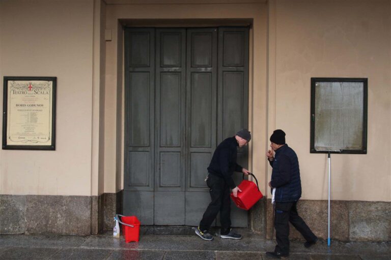 Klimato aktyvistai apipylė dažais Milano operos teatro „La Scala“ įėjimą