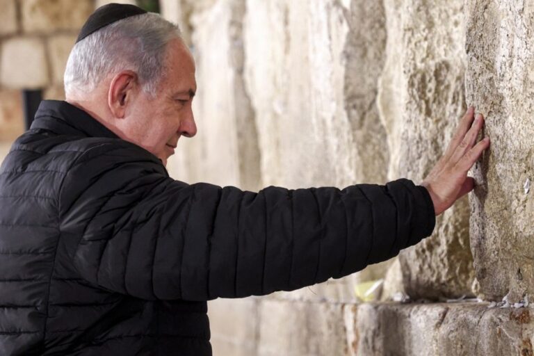 Izraelio premjeras Benjaminas Netanyahu atakos prieš Iraną išvakarėse apsilankė prie Raudų sienos