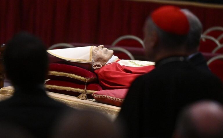 Benediktas XVI pašarvotas Šv. Petro bazilikoje
