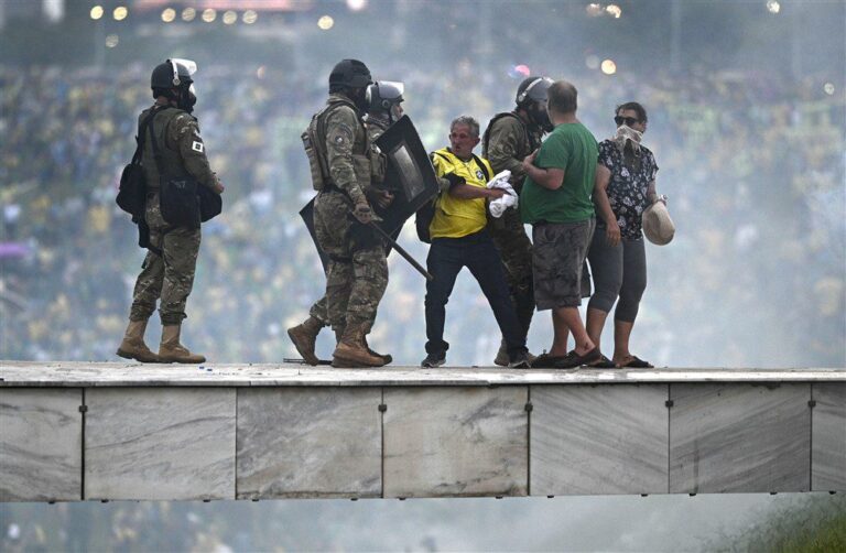 Chaosas Brazilijoje: policijai teko atkovoti vyriausybės pastatus iš protestuotojų