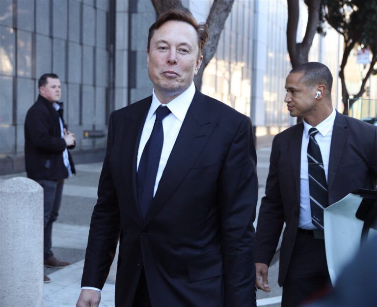 „Tesla“ vadovas E. Muskas Pekine susitiko su Kinijos užsienio reikalų ministru