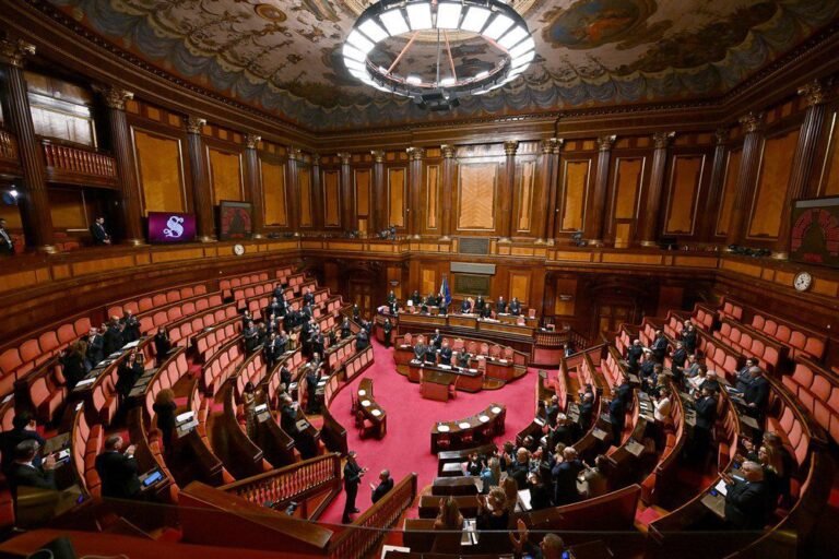 Italijos Senatas atmetė pasiūlymą dėl „universalios” tėvystės pripažinimo