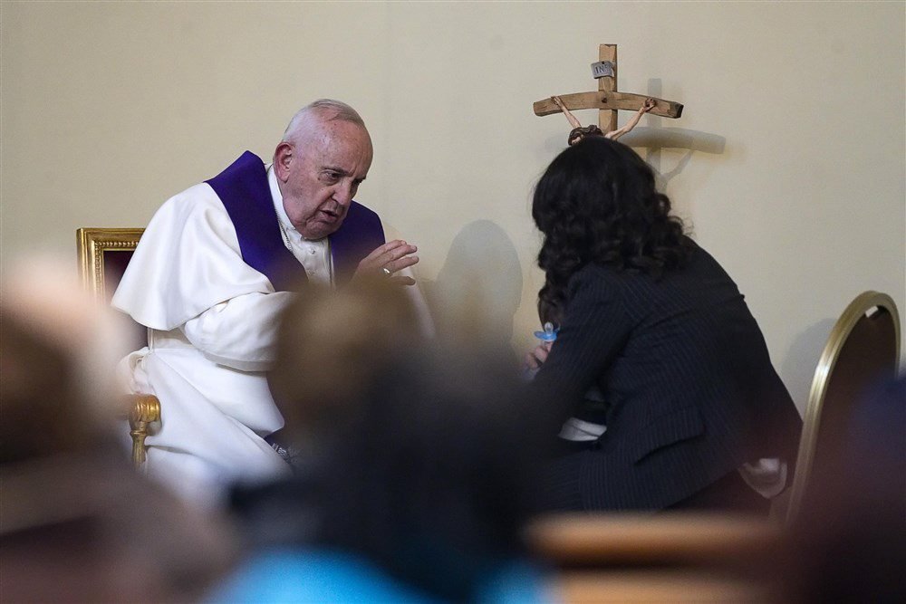 Popiežius Pranciškus klauso išpažinties / EPA nuotr.