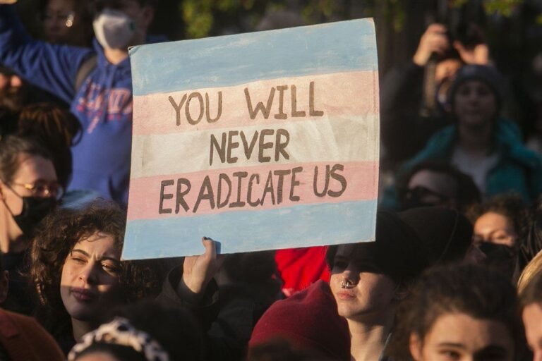 Mičigane priimtas „neapykantos kurstymo“ įstatymo projektas, kuriuo kriminalizuojama translyčių ideologijos kritika