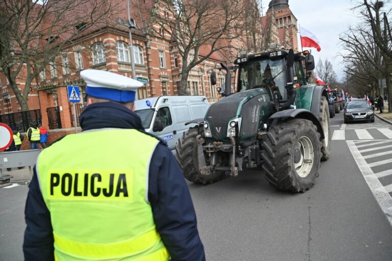 Lenkų ūkininkai atnaujino blokadą pasienio su Ukraina punkte