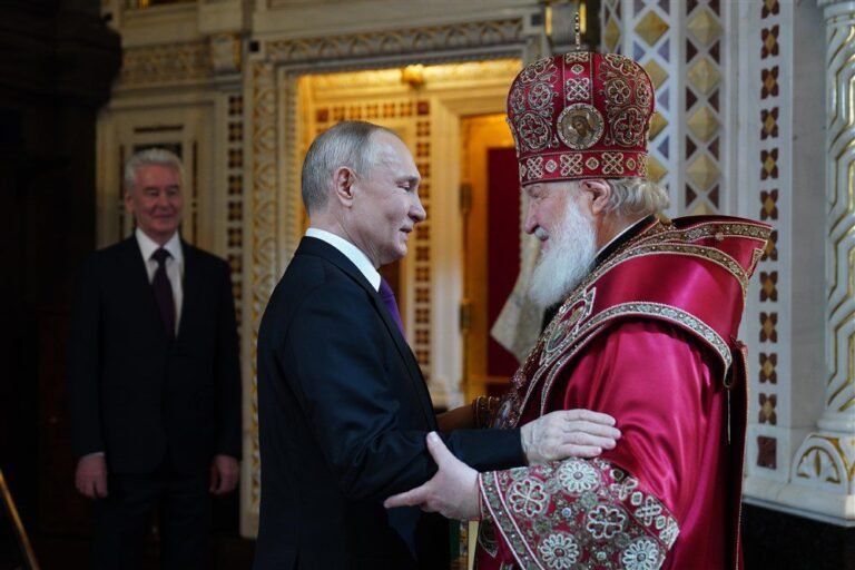Per stačiatikių Velykas V. Putinas gyrė Bažnyčią, patriarchas Kirilas meldė taikos