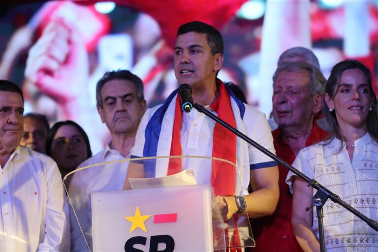 Prieš abortus ir gėjų santuokas pasisakęs S. Pena triumfavo Paragvajaus prezidento rinkimuose