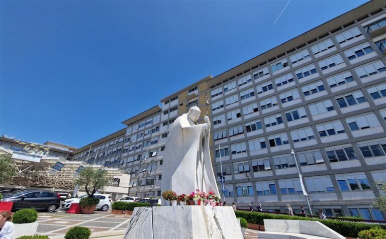 Popiežius iš ligoninės paskambino sergančio kūdikio motinai