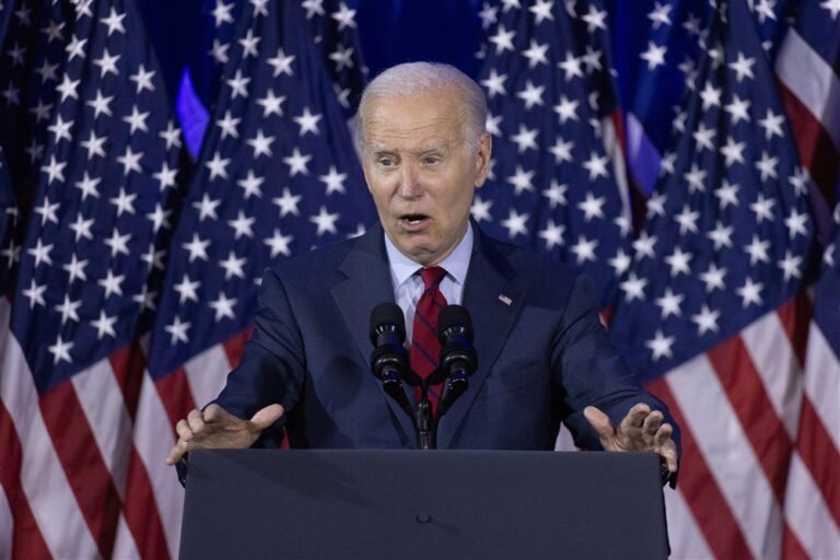 J. Bidenas pristatė planus dėl studentų skolų, siekdamas jaunų rinkėjų paramos