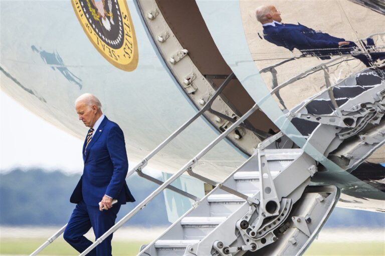 J. Bidenas sako nesąs tikras, ar siektų perrinkimo, jei ne D. Trumpas