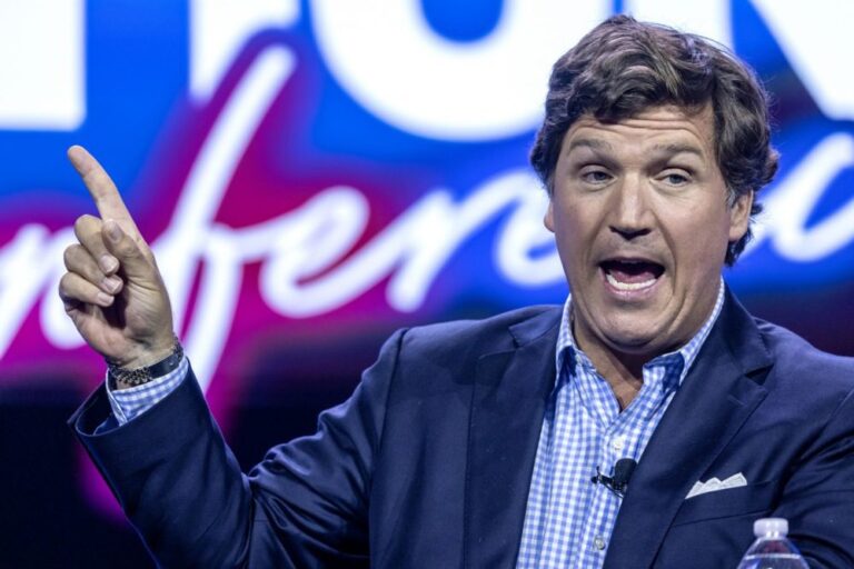 ES: interviu iš V. Putino ėmęs žurnalistas T. Carlsonas gali sulaukti sankcijų