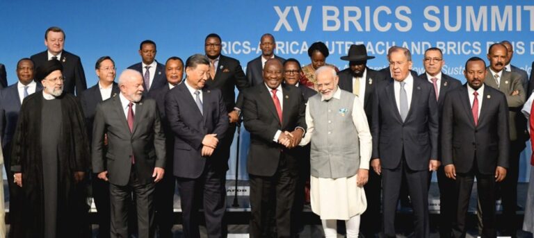 BRICS siekia sukurti savo valiutą ir pakeisti dolerį