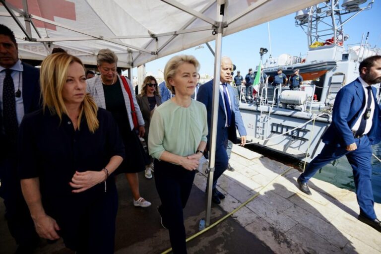 Von der Leyen skelbia 10 punktų planą, kaip kovoti su migracijos krize Italijoje