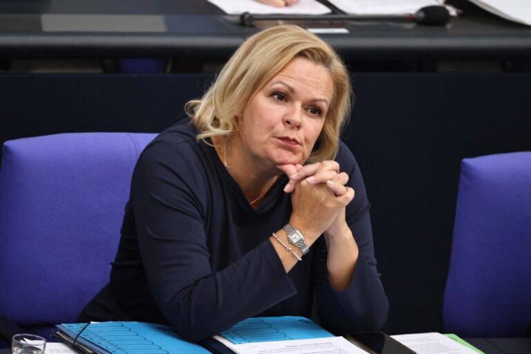 Vokietijos vidaus reikalų ministrė siūlo visiems migrantams suteikti balsavimo teisę po 6 mėnesių
