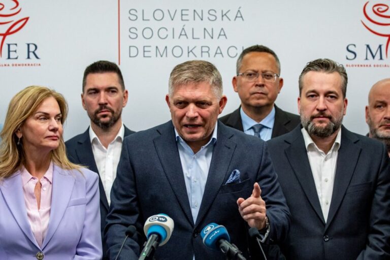 R. Fico: kai kurios valstybės svarsto dvišalius susitarimus dėl karių siuntimo į Ukrainą