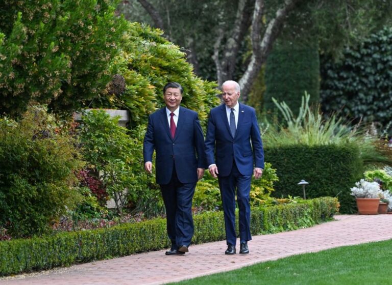 J. Bidenas ir Xi Jinpingas susitarė atkurti karinius ryšius