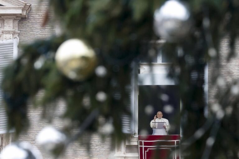 Kalėdas kaip krikščionys privalome, švęsti paprastai, be švaistymo – popiežius