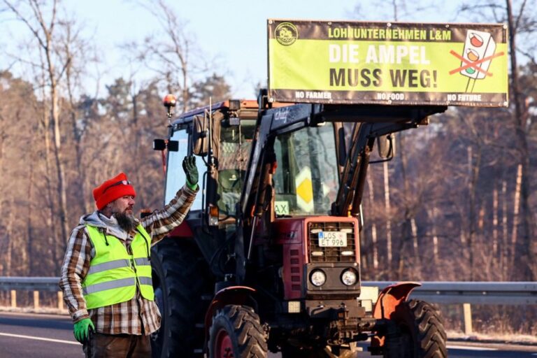 Vokietijoje tęsiasi masiniai ūkininkų protestai
