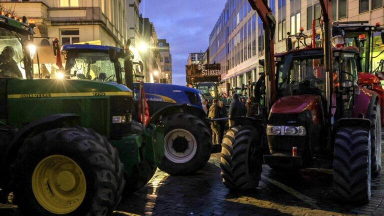 Briuselio keliuose – šimtai protestuojančių ūkininkų traktorių