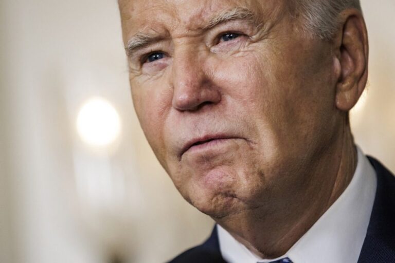Svenas R. Larsonas. J. Bidenas – neįgalus. Ką darys demokratai?