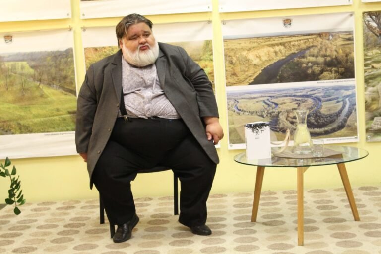 Seimo narys A. Navickas išvertė knygą apie Bažnyčios ir LGBT santykius, leidybai renka aukas