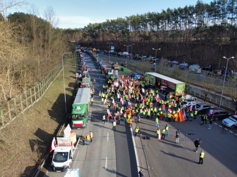 Tarptautinė eskalacija: lenkų ūkininkai užblokavo automagistrales į Vokietiją