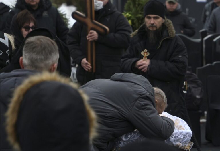 Patriarchas Kirilas suspendavo A. Navalną laidojusį kunigą