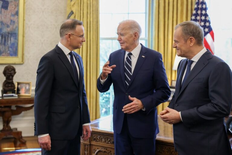 Susitikime su Lenkijos lyderiais J. Bidenas perspėjo: Rusija nesustos ties Ukraina