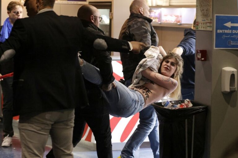 Vatikane judėjimo „Femen“ aktyvistė įsibrovė į Kalėdų prakartėlę