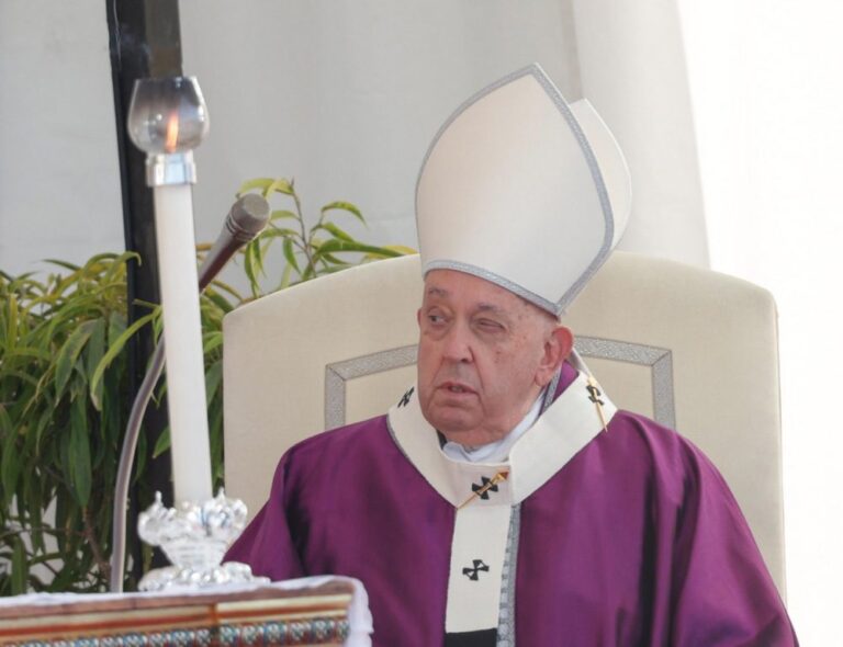 Popiežius Pranciškus aplankė kapines Romos priemiestyje, meldėsi už mirusiuosius