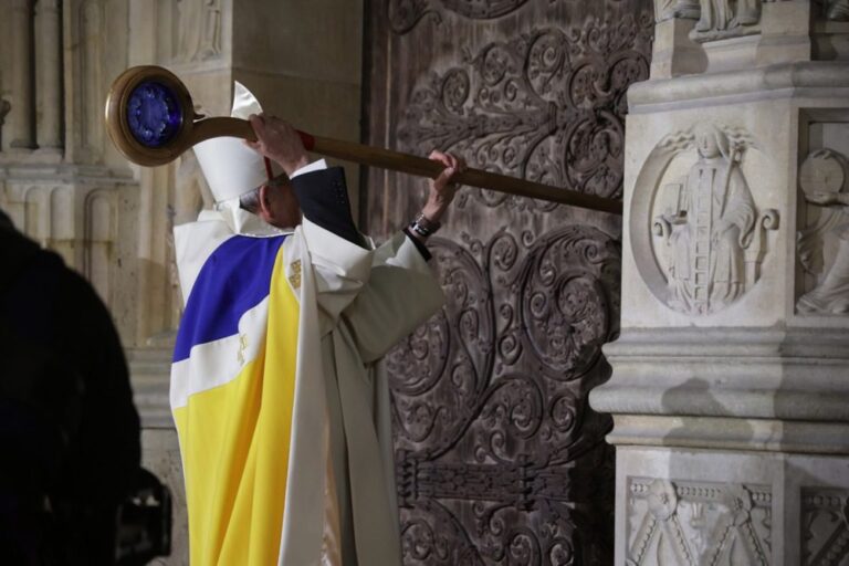 Paryžiuje duris vėl atvėrė Dievo Motinos katedra