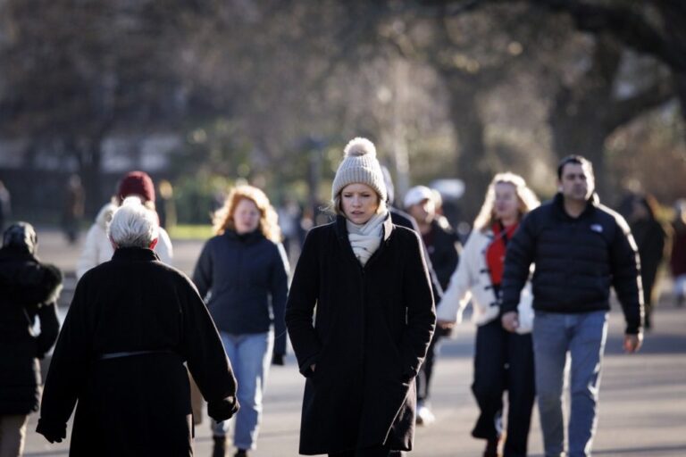 Anglijoje šimtai bažnyčių atvėrė duris šąlantiems britams