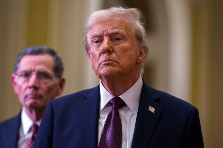Trumpas nutrauks katalikiškų organizacijų, susijusių su migrantais, finansavimą
