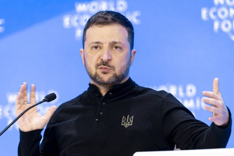 Ukrainos prezidentui Volodymyrui Zelenskiui pasirašius įstatymą, Kyjive protestai