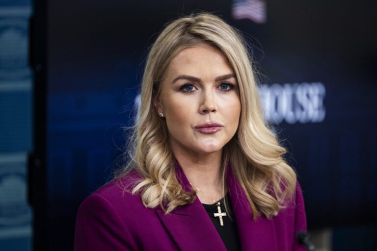 Baltųjų rūmų spaudos sekretorė Karoline Leavitt: Trumpas vis labiau nusivilia abiejų šalių lyderiais