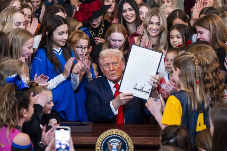 Donaldas Trumpas užkardė translyčių dalyvavimą moterų sporte