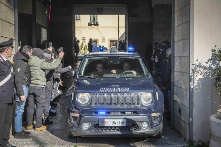 Naujienų telegrafas: smūgis mafijai, kelnės mergaitėms, Kanada šiaušiasi