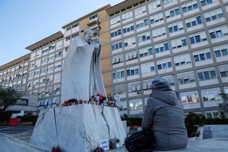Bendra popiežiaus būklė išlieka rimta ir sudėtinga – Šventojo Sosto spaudos salė